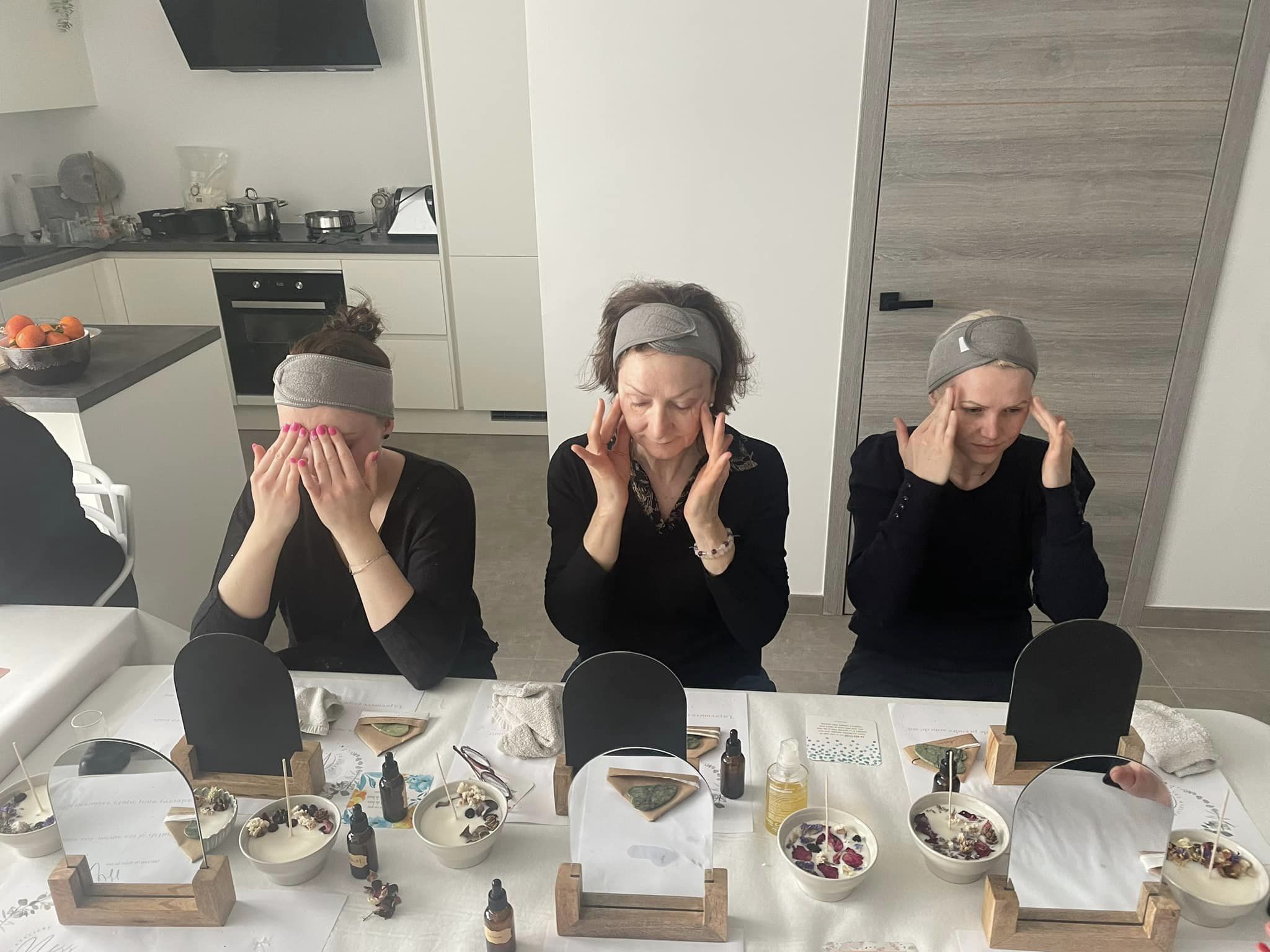 Trois femmes se massant le visage 